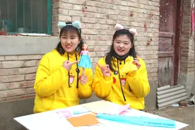 手工：小晴用彩纸给芭比娃娃做衣服，竟还有蓝色裙纱，你学会了吗