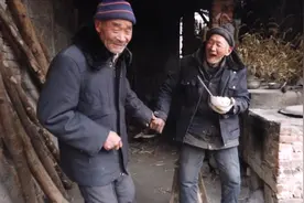 正月初二，86岁的老光棍家来了第一个客人拜年，他们的聊天真可笑视频封面