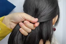 职业装发型这样扎，自然还不呆板，发型端庄还洋气
