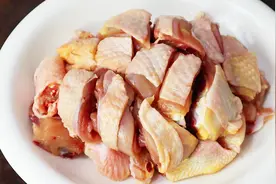 大厨教你生炒鸡的做法，学会这些小窍门，鸡肉鲜嫩又入味，太香了