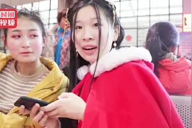 姑娘小伙穿汉服坐火车回家过年 陌生阿姨忙拍照直呼好看