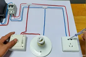 用测电笔测插座的两个孔都发光，说明有电，灯怎么就不亮呢？视频封面