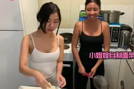 两个泰国小姐姐自制面条，再配上牛奶，味道好极了