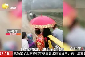 最霸气婚车！云南一新郎用铲车迎娶新娘：路再烂也要把你接回家视频封面