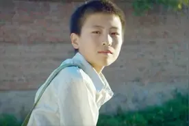 男孩第一次看见女神，目不转睛的盯着她，简直是一见钟情视频封面