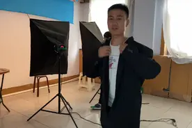 蛋蛋去换驾驶证，看看啥样的证件照？女孩评价一个比一个难看视频封面