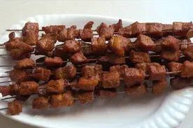 在家也能做大厨，阿源在家自制烤肉串，鲜香味美，吃着太过瘾了视频封面