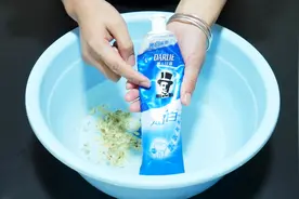 把牙膏和生姜泡在一起，解决了很多爱美女生的困扰，你也试试