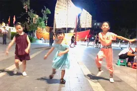 3个漂亮小女孩广场炫舞，开步惊艳，越看越可爱！