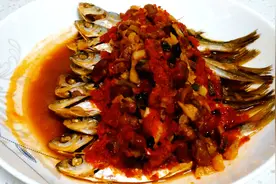 辣椒酱豆豉蒸小鱼干好吃有技巧，鲜辣咸香，下酒下饭，上桌就光盘