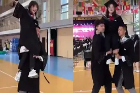 人生巅峰！1米9男生挨个举女同学拍毕业照：让她们做一回小公主视频封面
