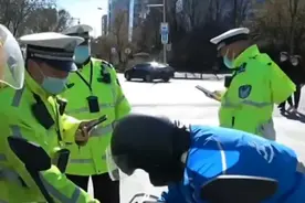 外卖小哥电池不合格，交警更换不合格电池，多辆电动车被查