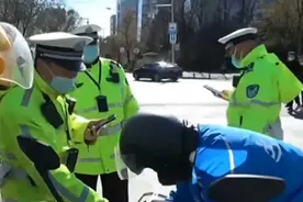 外卖小哥电池不合格，交警更换不合格电池，多辆电动车被查视频封面