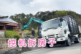 日本拆一栋旧房子，俩工人用挖机居然要用十多天，效率为啥这么低视频封面