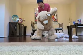 小哥钻进玩偶熊中，玩偶熊突然动了，女朋友看到后会怎么样视频封面