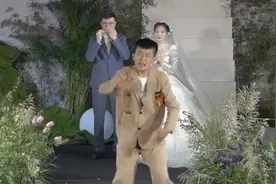弟弟在姐姐婚礼上献舞边哭边跳，泪流满面动作一个没落，画面爆笑视频封面