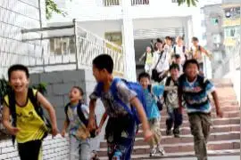 国庆只放3天假，一高中生直接举报自己学校，结果反被叔叔教育！视频封面