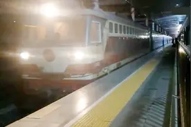 银川开往青岛全程22小时 SS7C牵引K1288次列车中途停靠绥德站视频封面