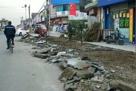 河南农村镇上，好好的水泥路全部被挖机挖断，看看是怎么回事视频封面