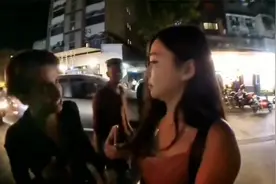 韩国女主播在印度街头直播，突然被印度男子强吻，2名涉事者被捕视频封面