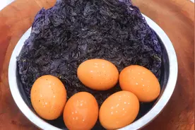 5个鸡蛋1把紫菜，一搅一拌直接炒，鸡蛋全裹在紫菜上，又鲜又嫩
