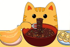 小猫五月花12元在家点炸酱面吃，饺子哈密瓜都来一份，太美味了