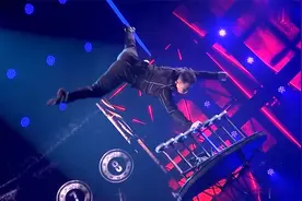 达人秀：超高难度的杂技，光表演都已经不容易，人家还能演奏！视频封面