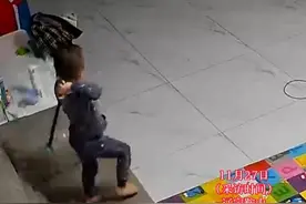 小男孩一锤将电视屏幕砸碎，老爸：亲生的，都别劝我 ##人类幼崽迷惑行为大赏 #熊孩子 #你家孩子也这样吗 #这操作都看傻了 #监控下的一幕 #记录成长的每一个瞬间 视频封面