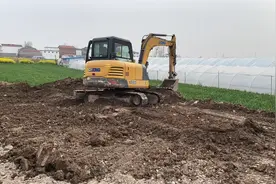 开挖掘机竟然还要驾驶证，来培训基地看一下，学员在地头练习挖沟