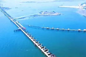 广东在建的一座新大桥，是公铁两用跨海大桥，预计2021年完工视频封面