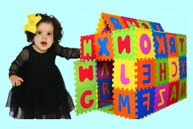 国外小女孩，爸爸变身超级工具人，给宝贝搭建漂亮的积木房子~视频封面