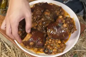 牛蹄经常溃烂终极解决办法是红焖，放入调料和配菜出锅吃美了！视频封面