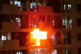 长沙一高校女生宿舍起火！阳台衣服烧完，对楼男生大喊楼下收衣服视频封面