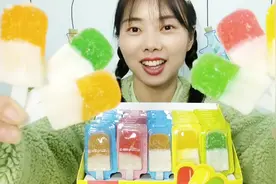 美食拆箱：小姐姐吃趣味“雪糕果汁味软糖”，细砂糖裹身，超软糯视频封面