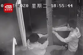 太险！熊孩子扒停电梯后被卡电梯井仅靠头部支撑 幸被消防救出视频封面