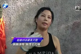 大姐练单杠360度旋转，身材苗条颜值逆生长，丝毫不输小姑娘视频封面