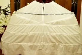 蓬蓬裙的内部“世界”！西方古典大尺寸裙撑，感觉能装下几个你？视频封面