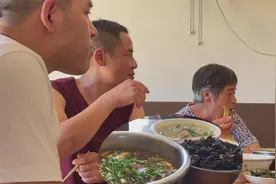 土灶铁锅煮麻辣鱼，四川农村最家常的做法，四娃厨艺有进步视频封面