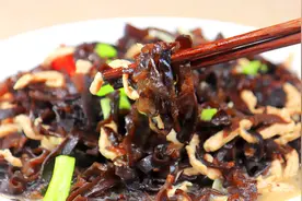 家常小炒木耳肉丝的做法，肉丝滑嫩不柴，木耳又脆又嫩口感好