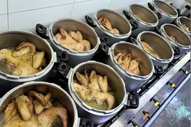 全鸡汤怎么炖鲜美又滋补？来看大厨烹饪全过程，汤鲜肉嫩味极佳！视频封面