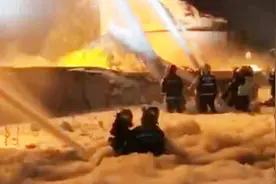 盐城爆炸：百名消防员“泡沫及腰”持续对燃烧罐降温视频封面