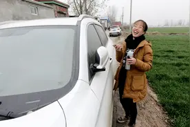 小叶子首次挑战开老爸的车，结果连门都打不开，真是闹出了大笑话视频封面