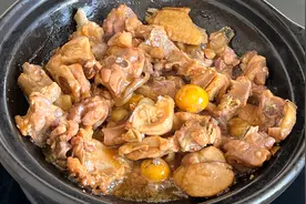 教你砂锅焗鸡怎样做才好吃，鸡肉嫩滑多汁，味道不比饭店的差
