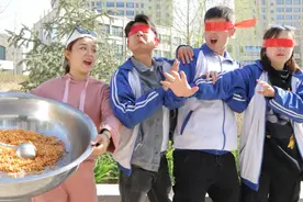 搞笑剧：食堂蒙眼拍卖会，结果王子1元拍到超大盆饭，真的假的？视频封面