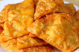 鸡蛋不要炒着吃，教你从没吃过的做法，向锅里一倒，个个鼓大泡