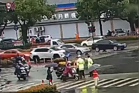 骑车女子违章被拦当街撒泼 还抢走交警帽子自己戴上视频封面