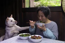 抓住春天的尾巴，赶紧再摘点野菜之王鸭脚板吃，干辣椒爆炒真好吃视频封面