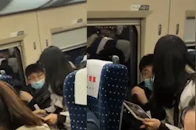 女子坐高铁认为靠窗男子挤到她，怪坐姿不对两人起争执，网友热议视频封面