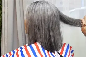 阿姨头发花白怎么说也不染，剪款锁骨发，美到自己都笑了视频封面