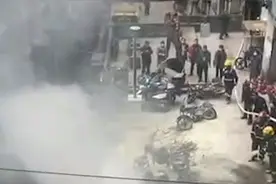 连锁反应！重庆一小区摩托车停放点起火，现场传出爆响声视频封面